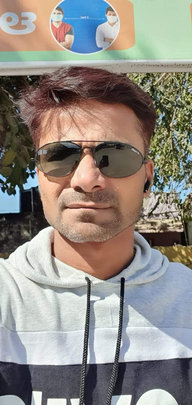 હર્ષિત ઝાખરીયા સહીત  ર  સામે ફરીયાદ   દ્વારકાના પ્રોઢ ને મળી ધમકી: પૈસા નહીં આપો તો બદનામ કરીશ