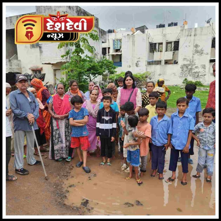જામનગરમાં લાલવાડી આવાસ પાસે કાદવ કીચડ વચ્ચે ચાલતી આગણવાડી